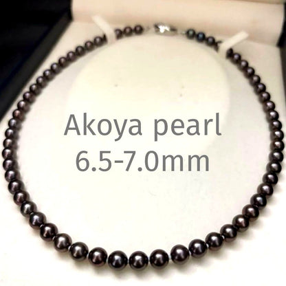 Akoya pearl necklace with round peacock-colored pearls measuring 6.5-7.0mm on a 45cm string weighing 29g