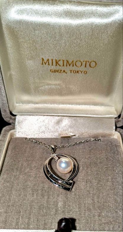 Mikimoto pearl pendant necklace with silver chain and round pearl centerpiece