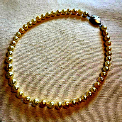 Akoya pearl choker necklace with white to yellow pearls, irregular shapes, 39 cm length, and larger center pearl