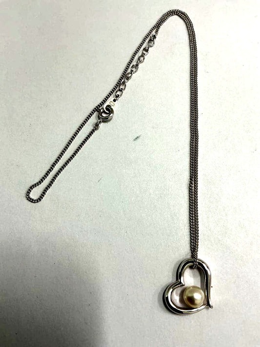 Silver color necklace featuring a heart motif decorated with a pearl and a hook clasp