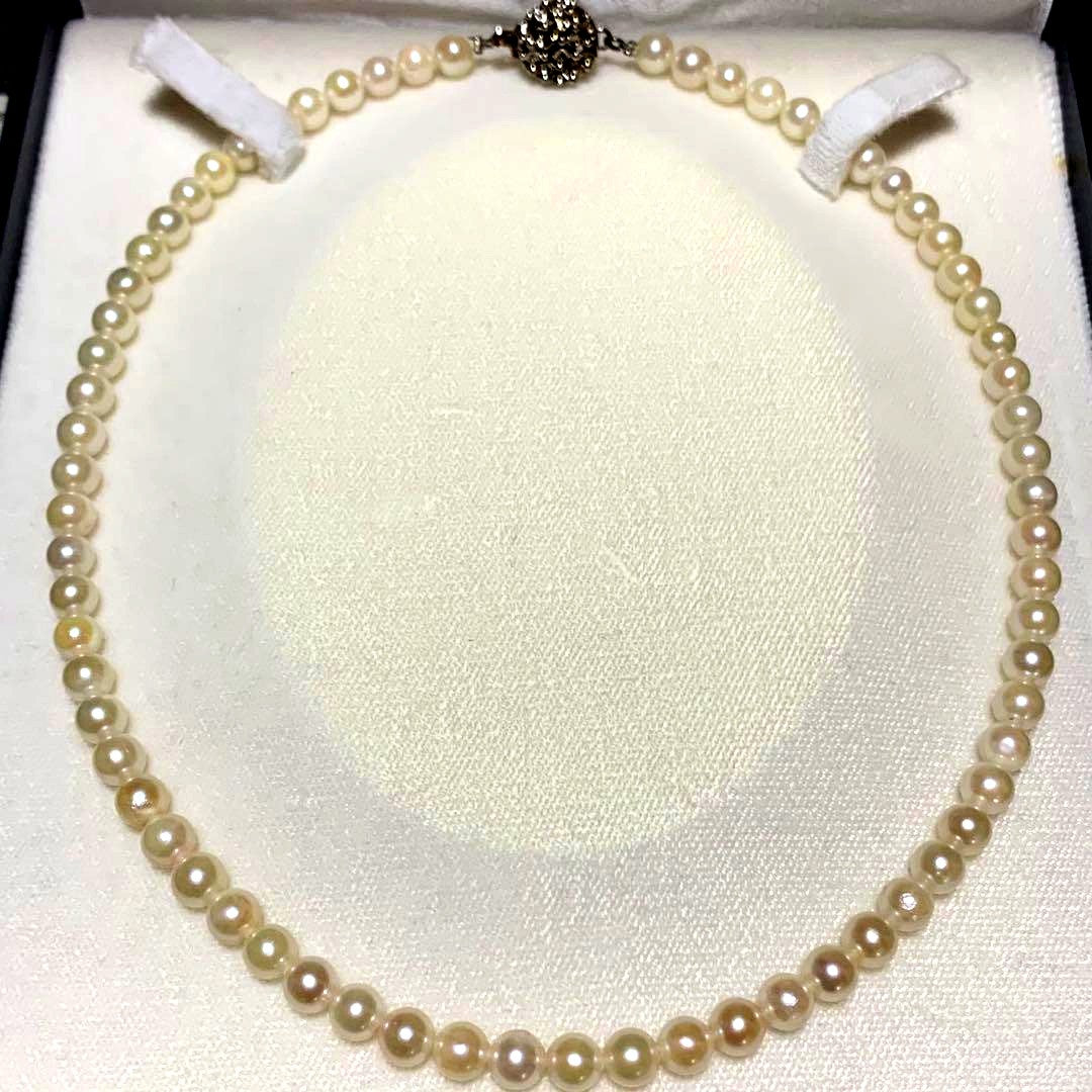 Akoya pearl necklace with 43 cm length and 6.1 to 5.5 mm round pearls on white background