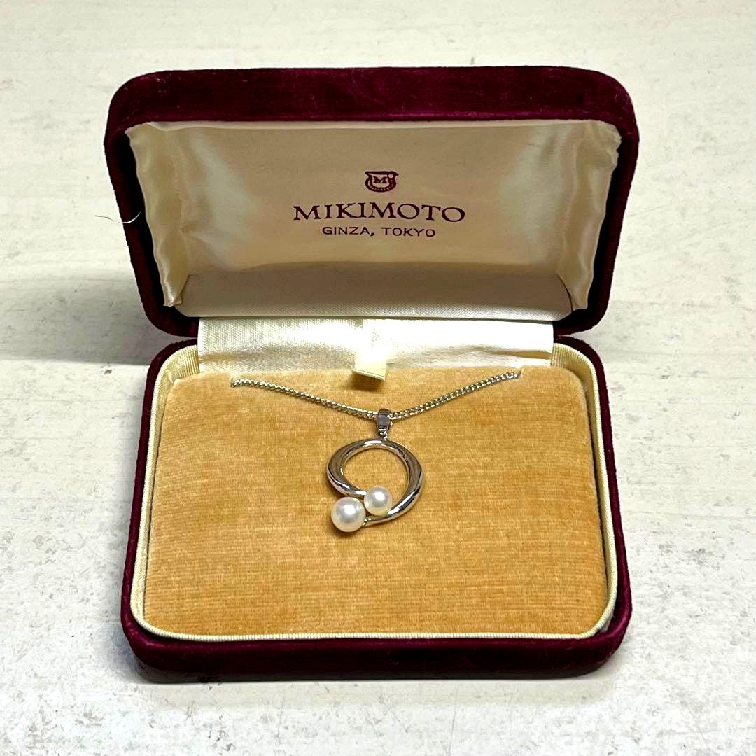 MIKIMOTO pearl necklace in silver color with 24 cm length displayed on a white background