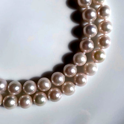 Akoya pearl necklace with white pearls 6.5-7.0 mm and silver clasp showing pink-green interference color