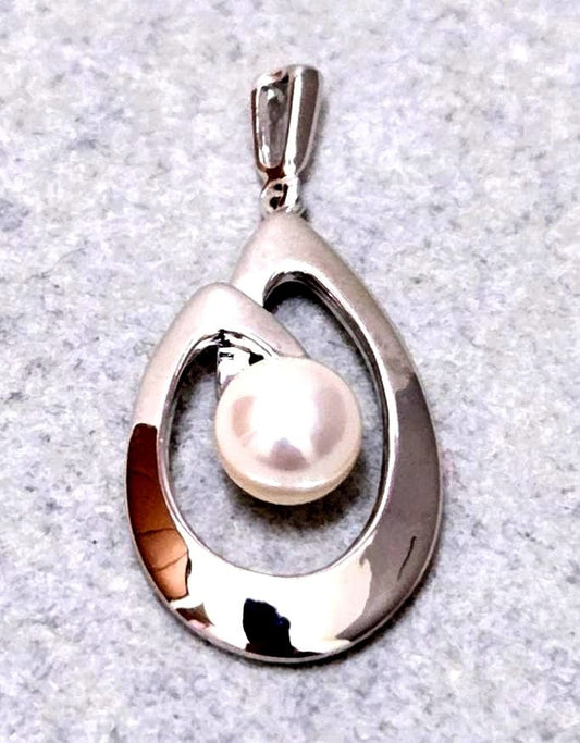 MIKIMOTO Pearl Silver Necklace Top model 43582 with pearl detail on silver chain