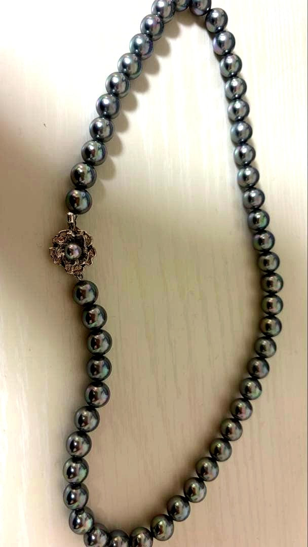 Akoya pearl necklace in silver with blue gray pearls, 43 cm length, displayed on white background