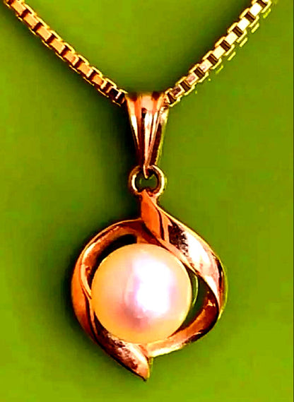 K14 Tasaki Akoya pearl pendant top with round white pearl on gold setting without chain