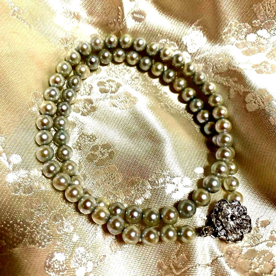Akoya Pearl Necklace Aurora with 4.0-4.5mm white pink pearls and silver clasp on white background