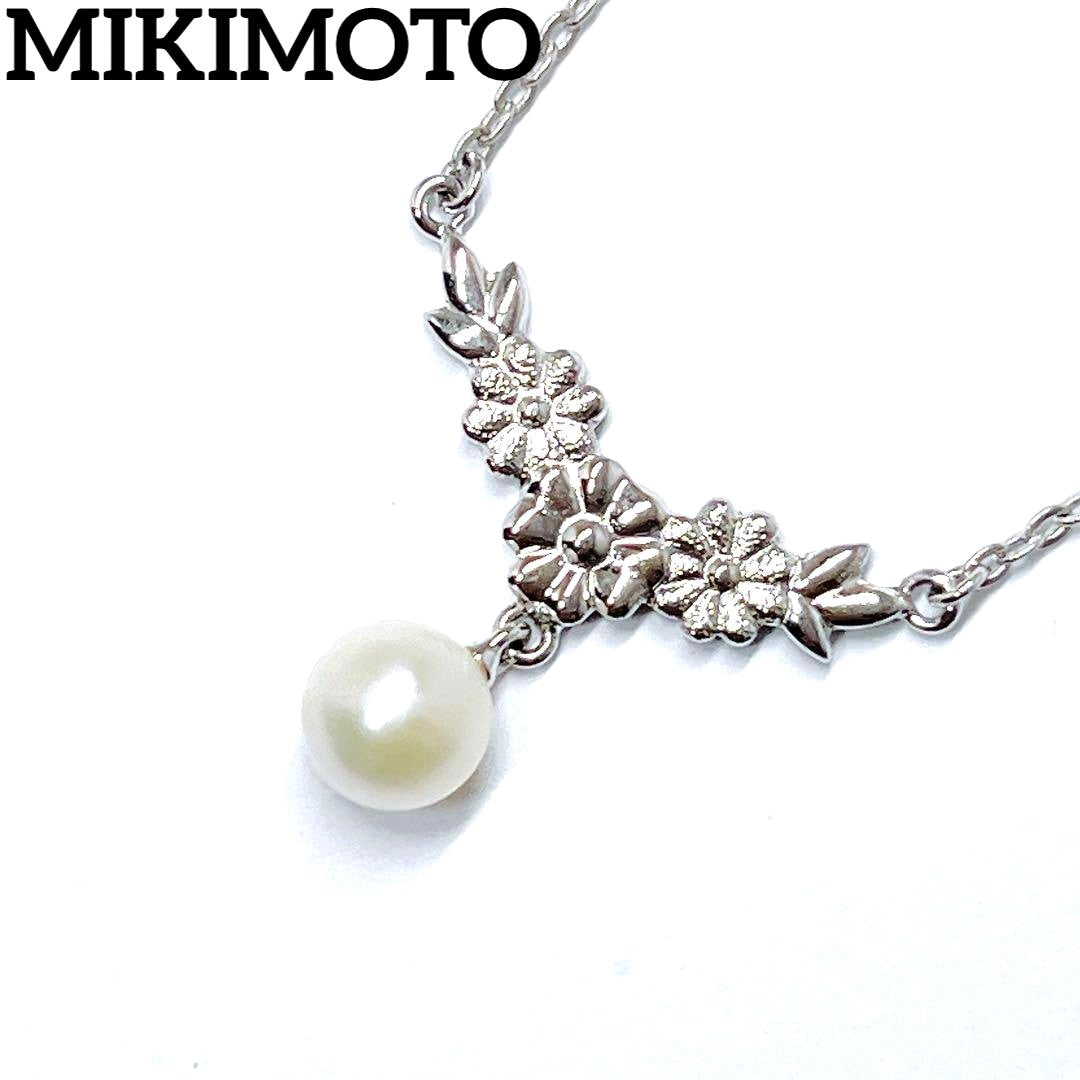 Mikimoto vintage pearl necklace with flower design in silver metal, 41cm length