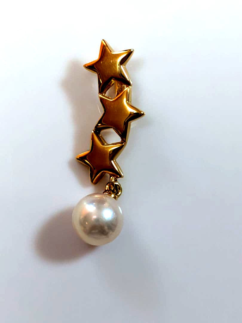 Mikimoto 18K gold necklace with star-shaped design and pearl pendant weighing approximately 3 grams