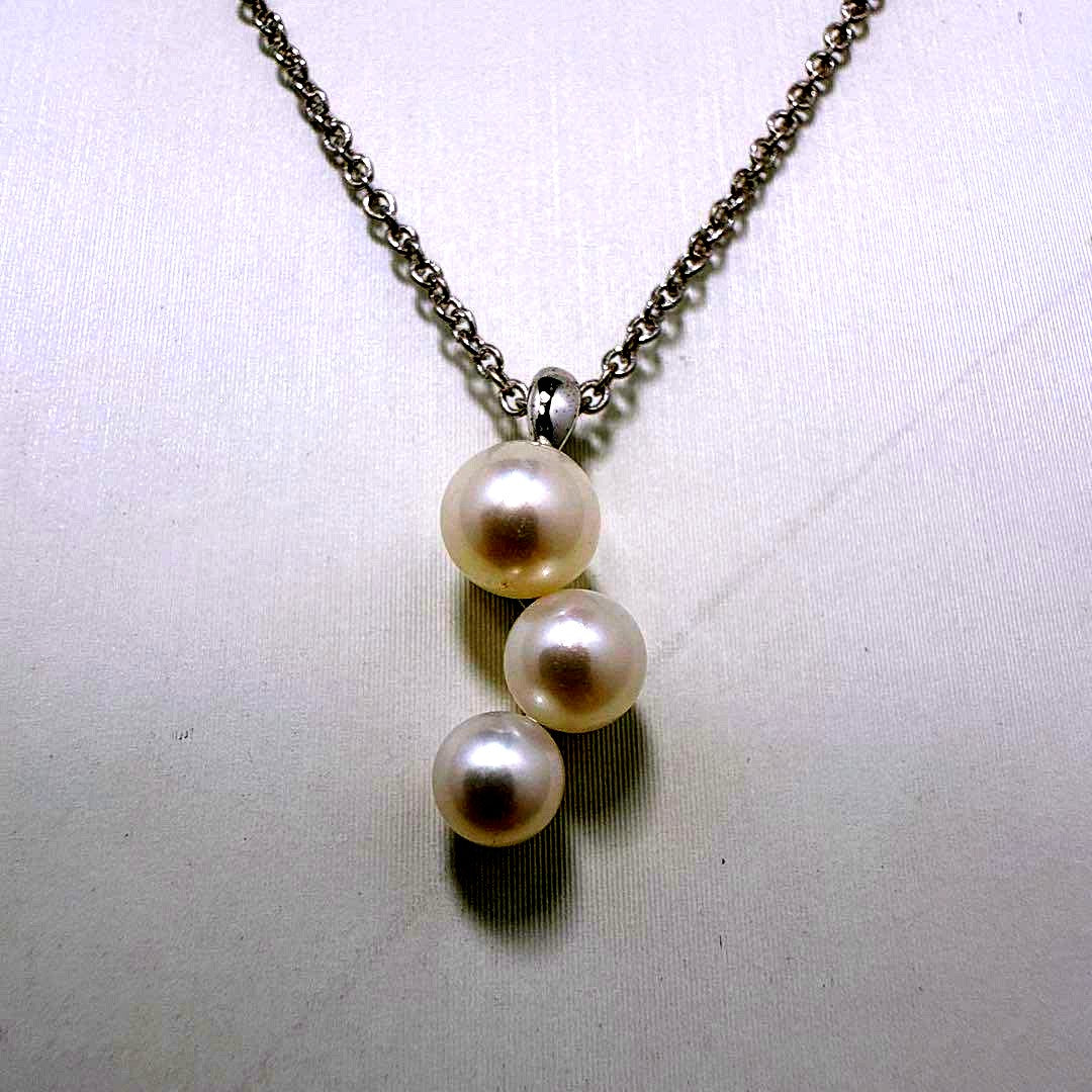 Tasaki silver necklace featuring linked three pearls with an adjustable 38-42 cm chain