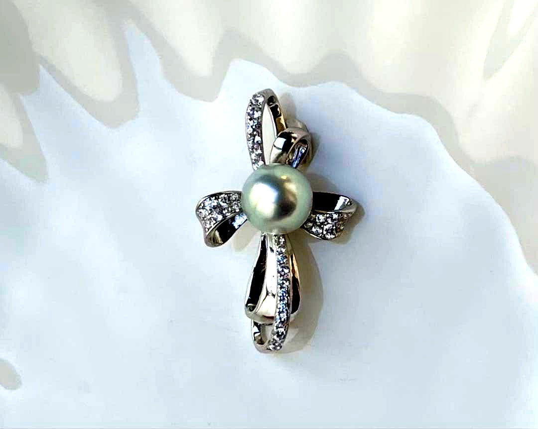 White pearl pendant with bluish tone S925 silver and K18 finish showing strong luster and minor surface indentations