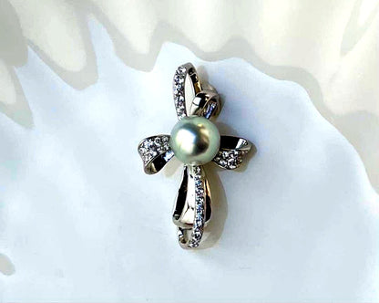 White pearl pendant with bluish tone S925 silver and K18 finish showing strong luster and minor surface indentations