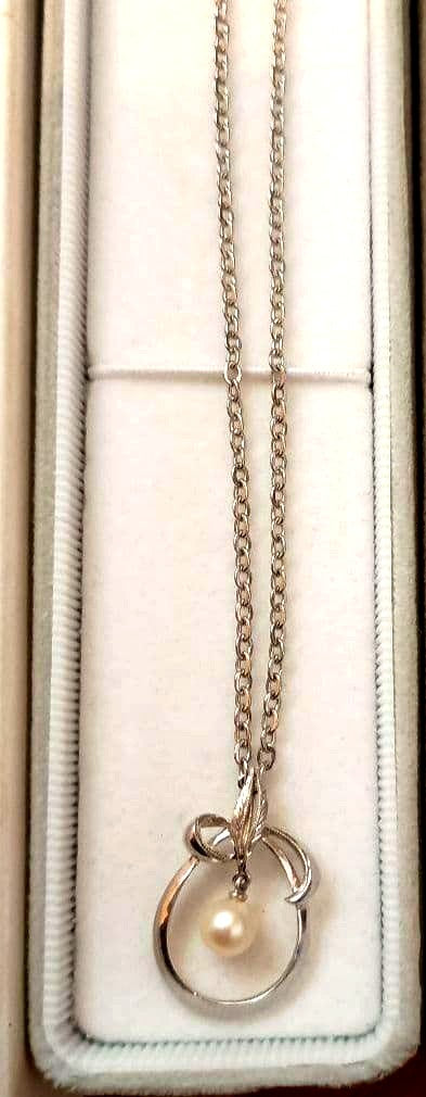Mikimoto necklace with pearls measuring approximately 22 centimeters in total length