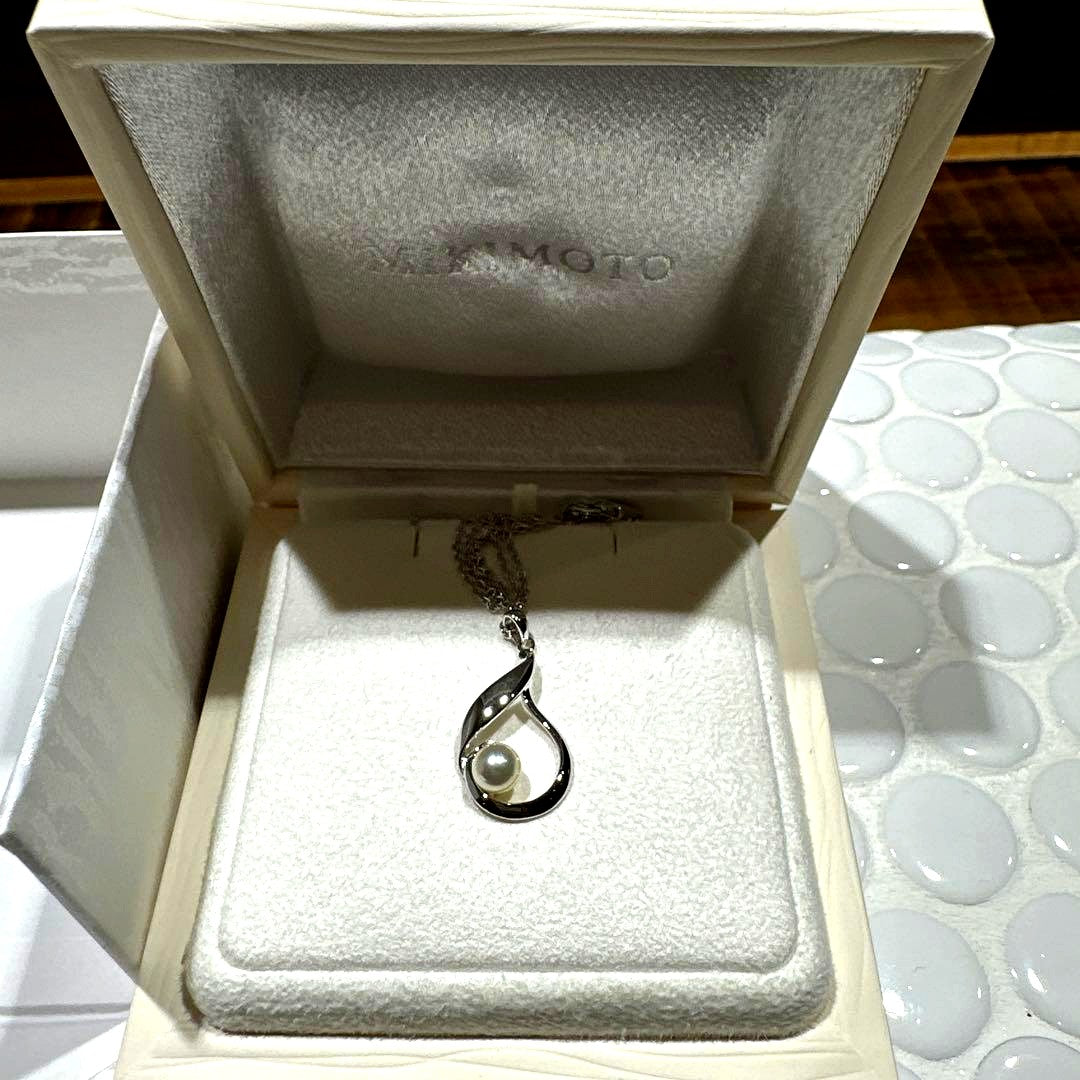 Mikimoto Pearl Necklace white pearls from 2024 with original box in pristine condition