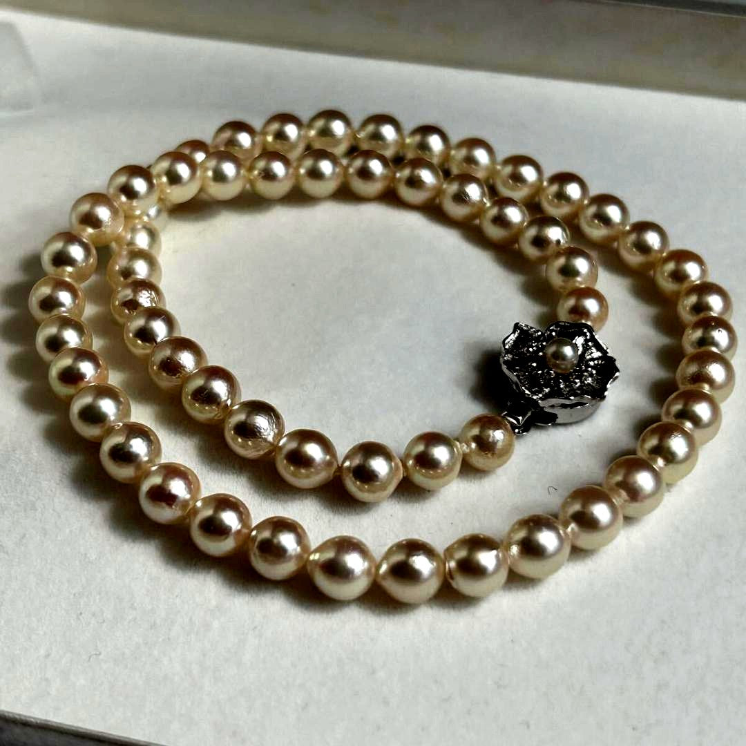 Teriyaki Akoya pearl necklace 7mm pearls on silver chain measuring 43.5cm