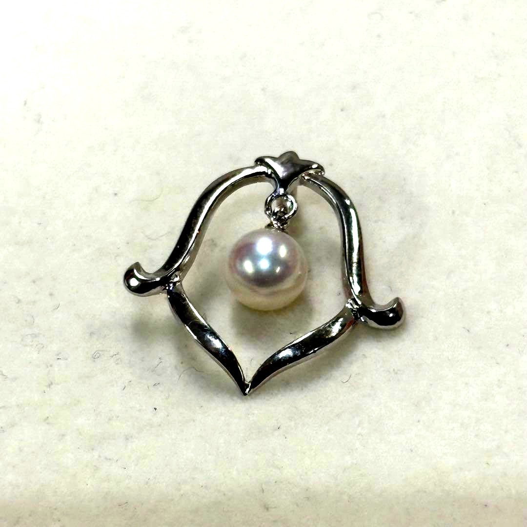 Akoya pearl necklace pendant featuring a 6.1mm white pearl with silver metal fittings