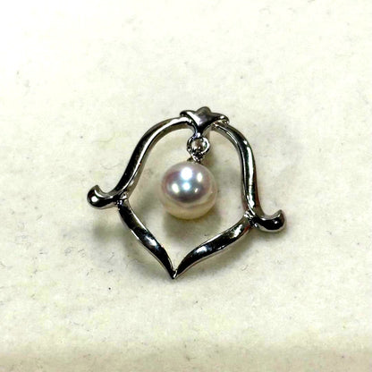 Akoya pearl necklace pendant featuring a 6.1mm white pearl with silver metal fittings