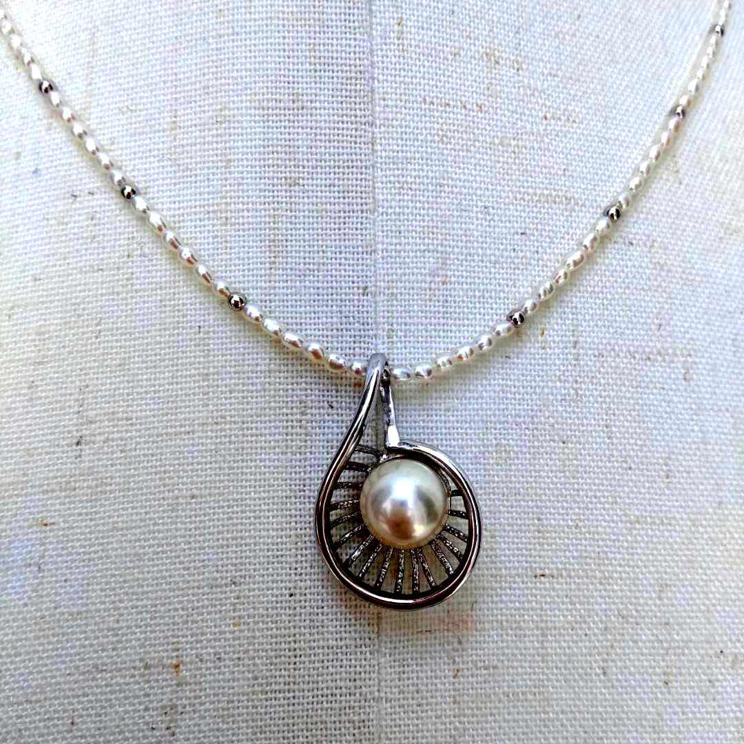 Akoya and Freshwater Pearl Necklace featuring 8.5-9 mm pearls on a 41.5 cm plus 5 cm chain