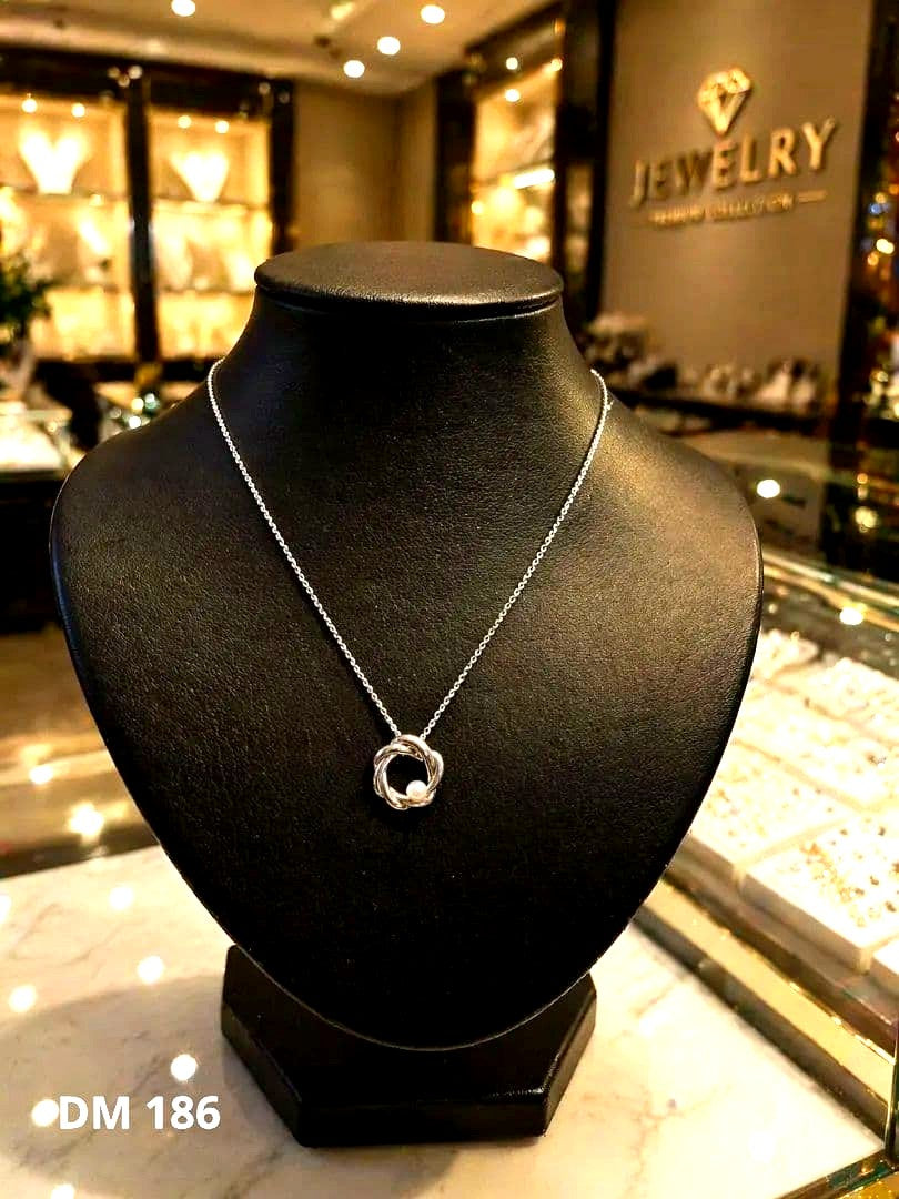Tasaki silver necklace with pearl design, 36-40 cm length, 1.5 cm pendant size