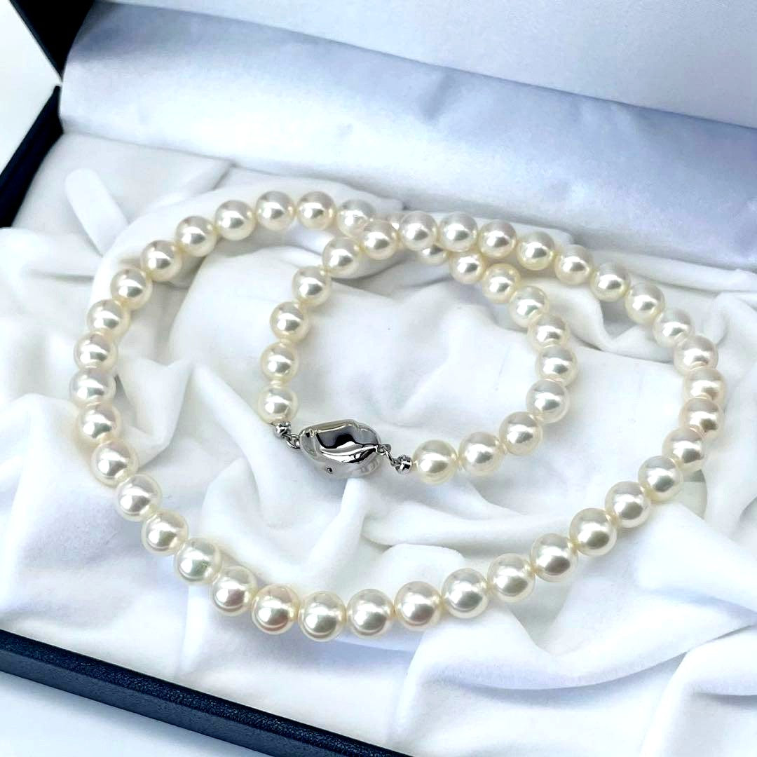 Akoya first-class pearl necklace with 7 to 7.5mm pearls and silver clasp on a white background