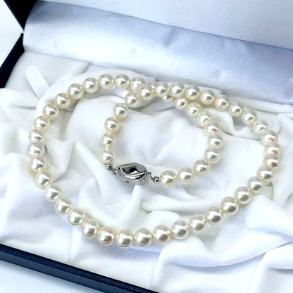 Akoya first-class pearl necklace with 7 to 7.5mm pearls and silver clasp on a white background
