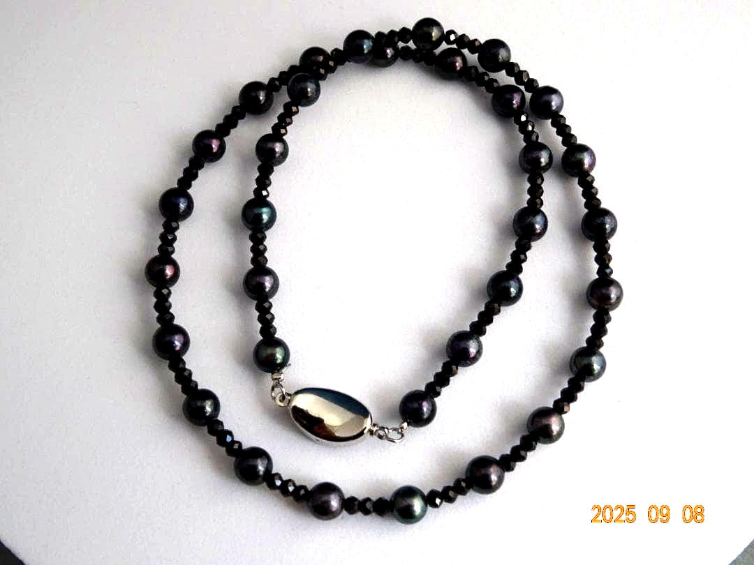 Akoya black pearl necklace featuring 6-6.5mm pearls and black spinalite with silver 925 clasp, 43.5cm length
