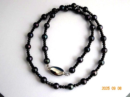 Akoya black pearl necklace featuring 6-6.5mm pearls and black spinalite with silver 925 clasp, 43.5cm length