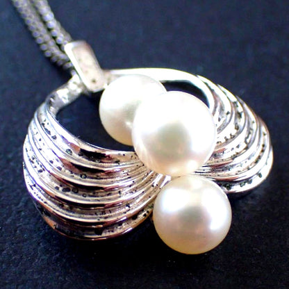 Mikimoto Akoya pearl silver necklace with three pearls and a 49 cm chain displayed on a white background