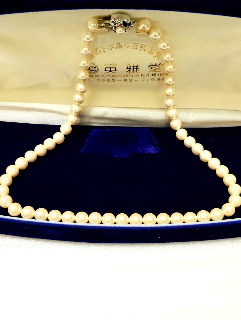 Akoya pearl necklace with 7.5mm pearls measuring 21cm in length and weighing 28 grams