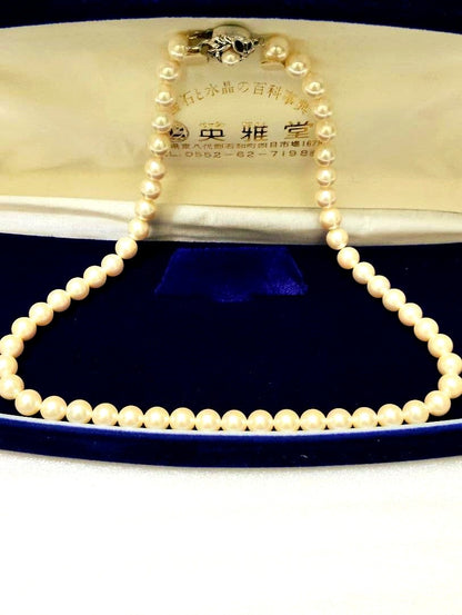Akoya pearl necklace with 7.5mm pearls measuring 21cm in length and weighing 28 grams