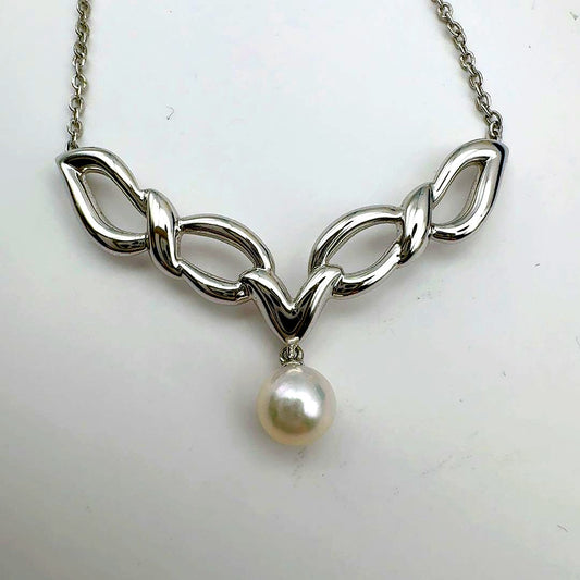MIKIMOTO silver necklace with 39.5 cm chain displayed on a white background