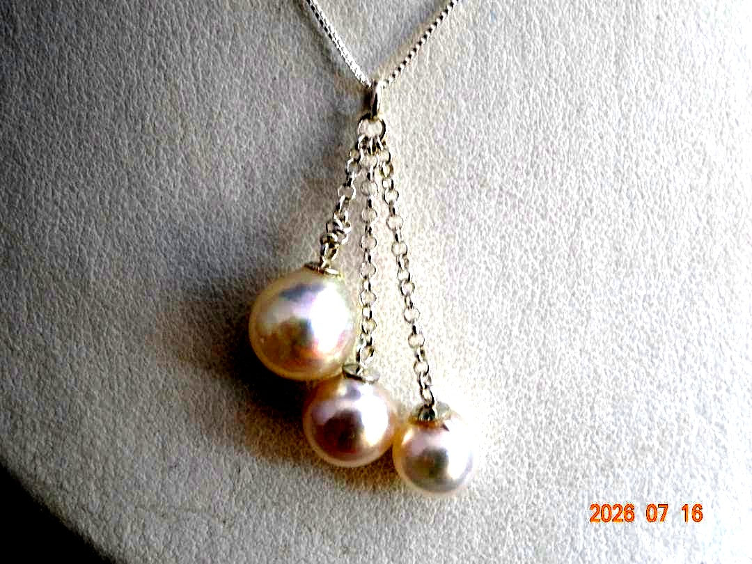 Silver SV925 Venetian chain necklace with three semi-round Akoya pearls sized 7-8.7 mm