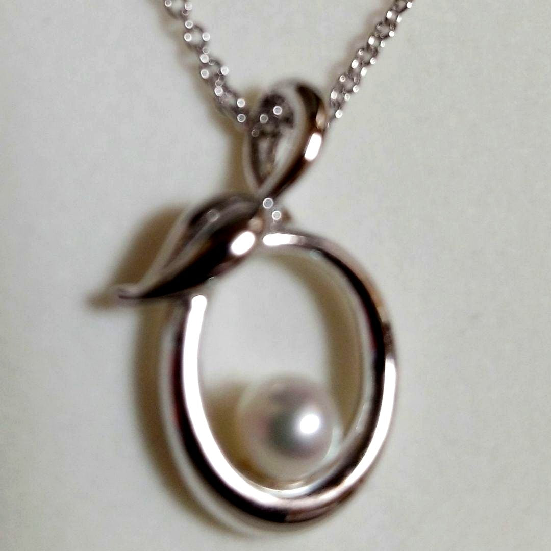 Silver Tasaki Pearl Freshwater Pearl Pendant with delicate pearl motif design