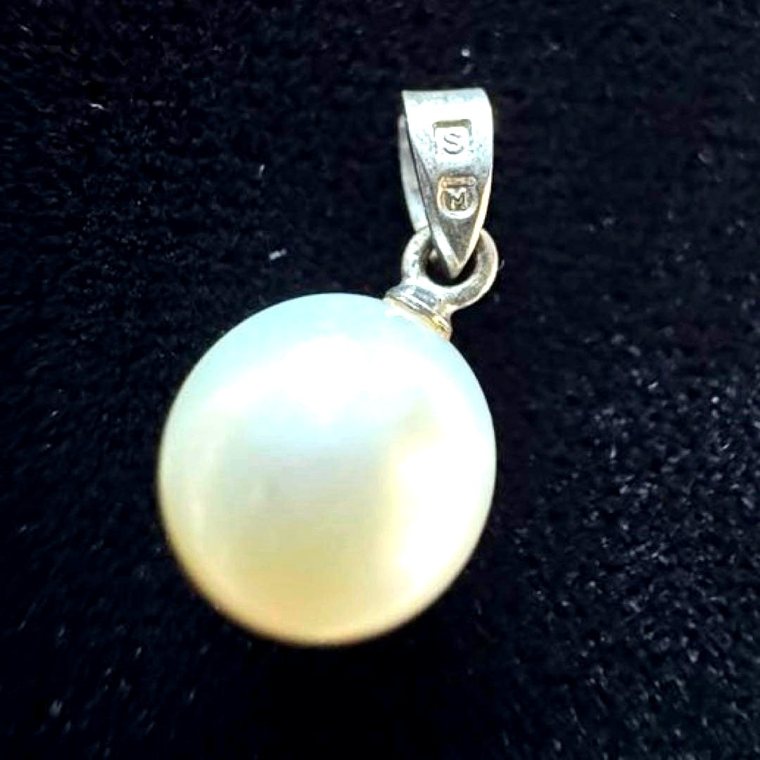 Mikimoto Akoya pearl pendant bed featuring a lustrous pearl set in a delicate pendant frame