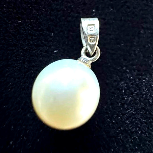 Mikimoto Akoya pearl pendant bed featuring a lustrous pearl set in a delicate pendant frame