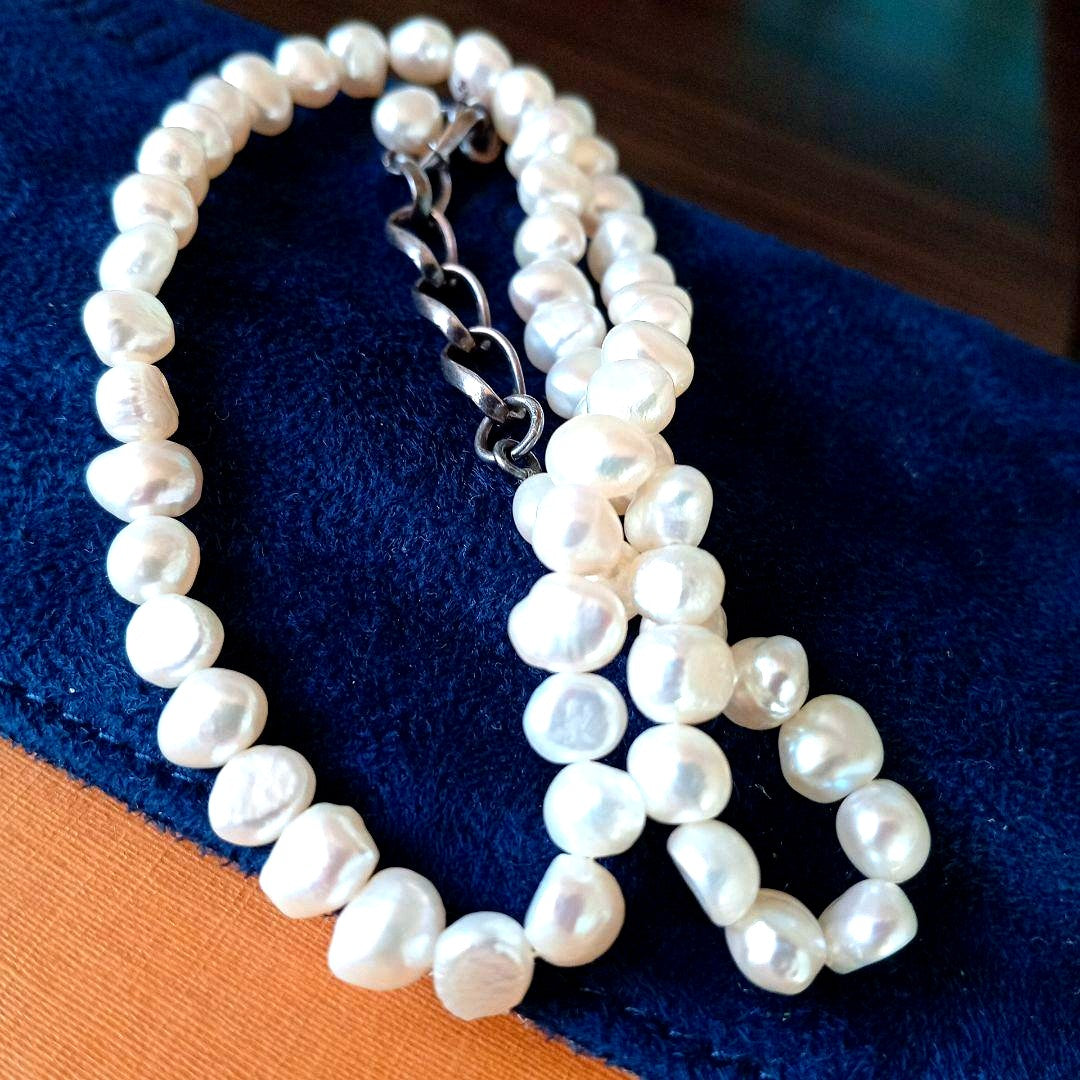 Agat freshwater pearl necklace and baroque bracelet set displayed on white background