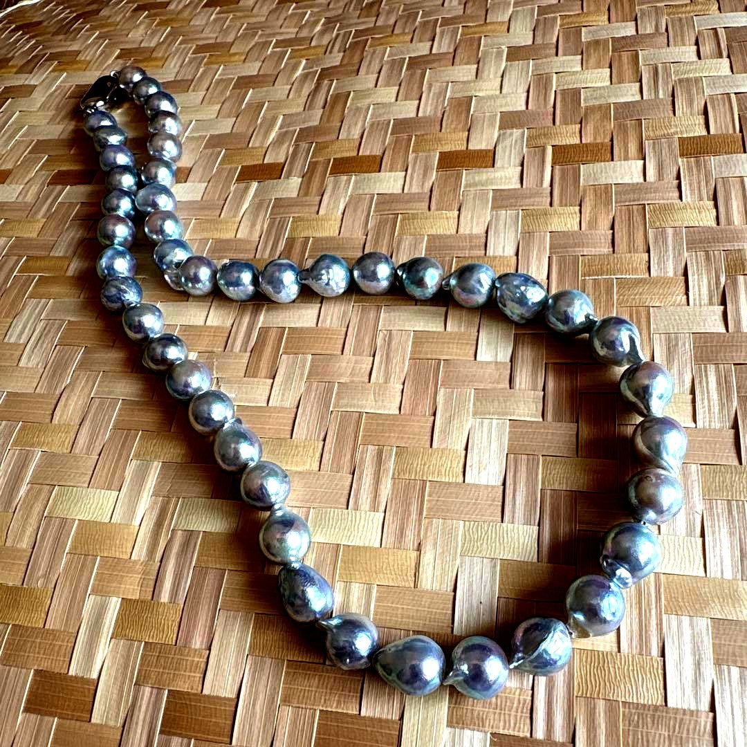 Aoyama Pearl Baroque pearl necklace with blue-grey beads measuring 7.5-8.5 mm and a 40 cm length