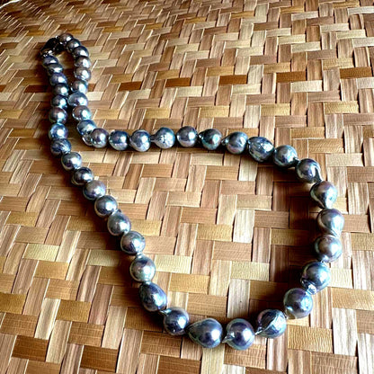 Aoyama Pearl Baroque pearl necklace with blue-grey beads measuring 7.5-8.5 mm and a 40 cm length