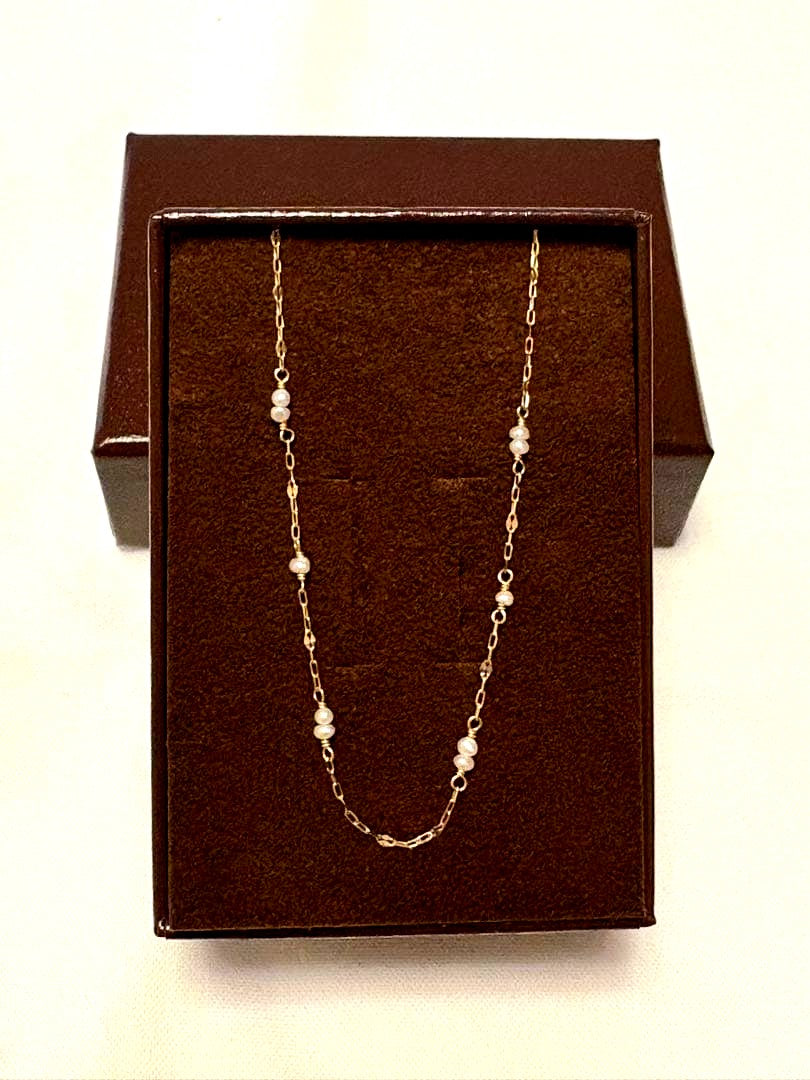 Agete pearl necklace with 45 cm length featuring lustrous white pearls on a delicate chain