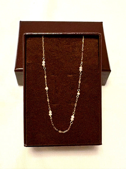 Agete pearl necklace with 45 cm length featuring lustrous white pearls on a delicate chain