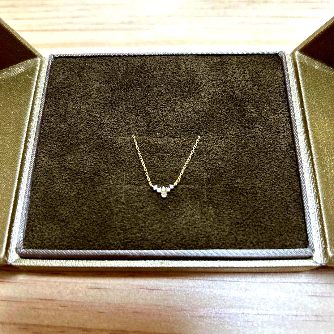 Agete gold necklace featuring a sparkling diamond pendant on a 40 cm chain