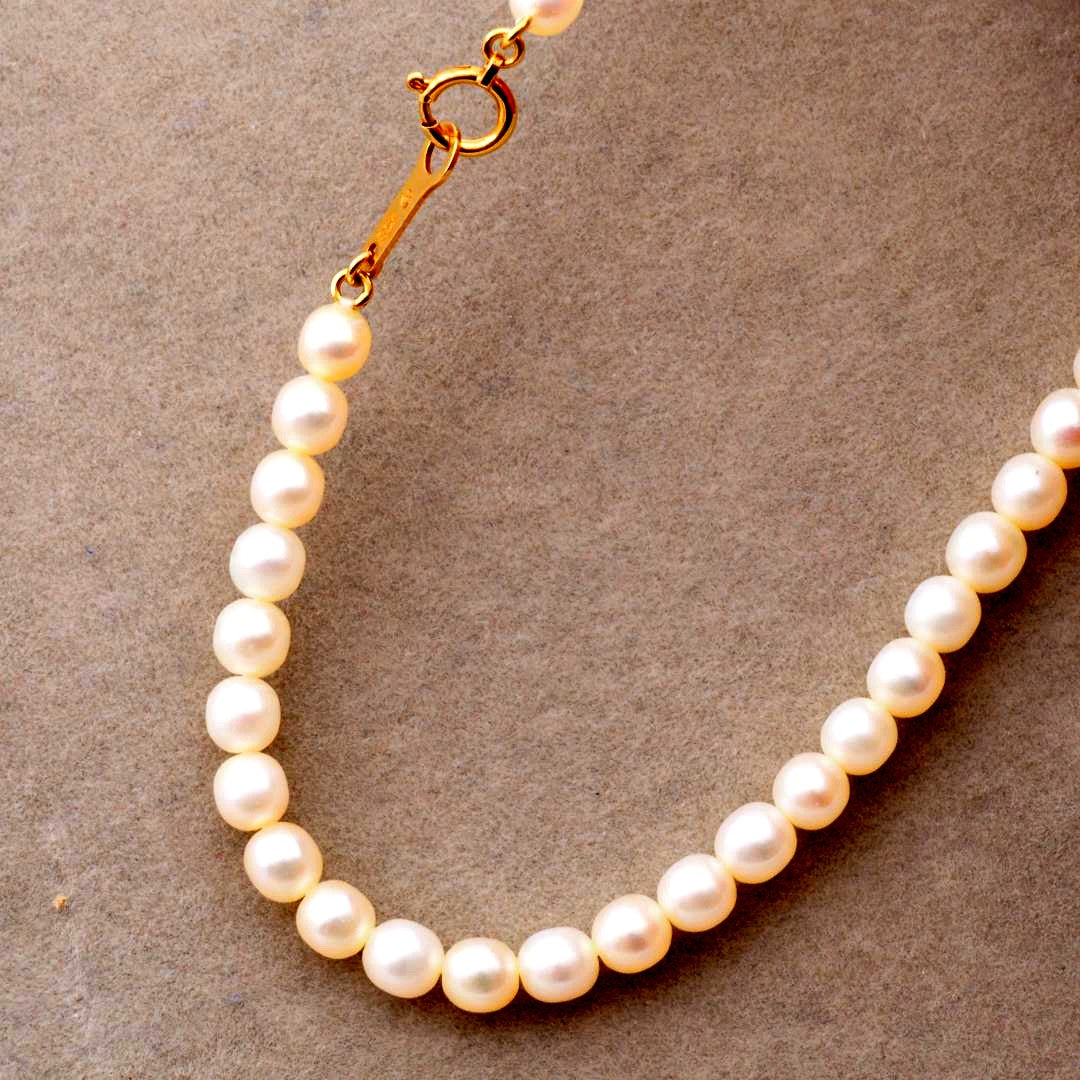 Tasaki necklace featuring 4.5-5.0mm freshwater pearls set on 18K yellow gold chain length 42cm