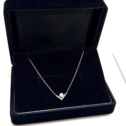 Law Pink Akoya pearl necklace with 0.03ct diamond set in platinum, featuring 3.5-4.0 mm pearls on a 41 cm chain