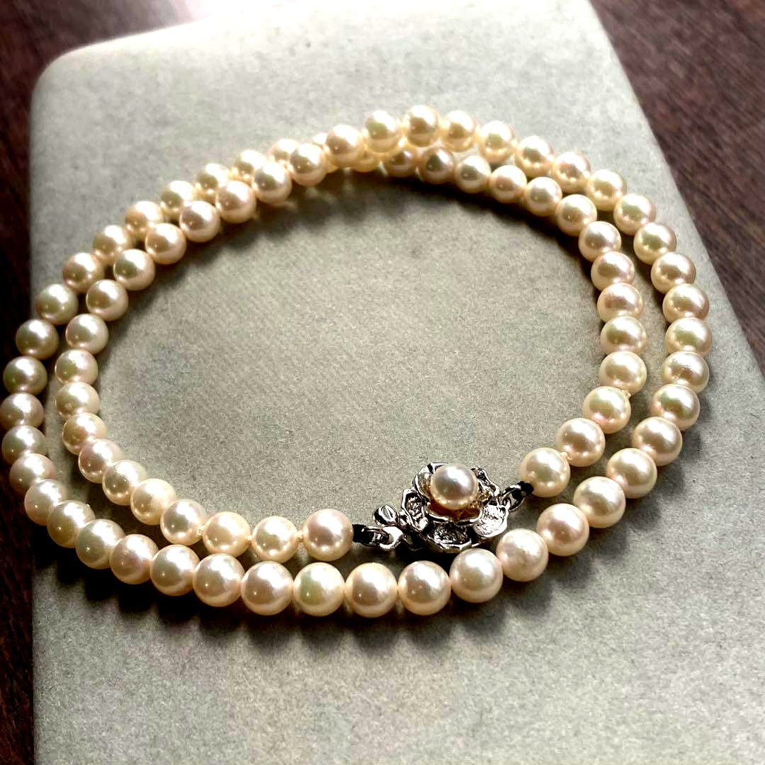 Close-up of Akoya pearl necklace featuring 5mm pearls and a silver clasp with 43.5 cm length