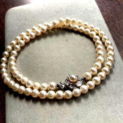 Close-up of Akoya pearl necklace featuring 5mm pearls and a silver clasp with 43.5 cm length
