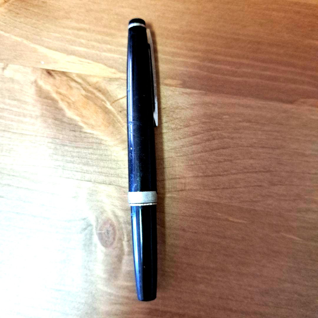 Black Pilot Elite fountain pen with 18k750 gold nib and resin metal body