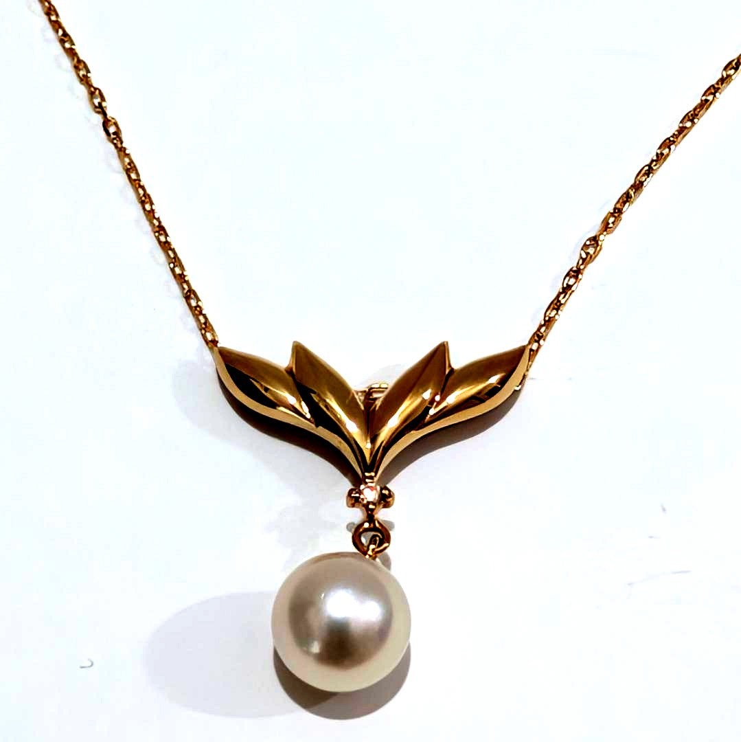 Mikimoto pearl diamond necklace with 7.5mm pearl pendant in 18K yellow gold on 40cm chain