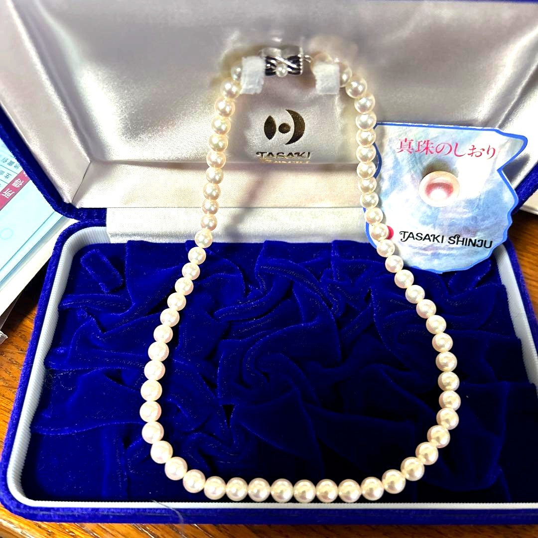 Pearl necklace with 6.5-6.9mm Akoya pearls in green pink series, 42cm length, silver clasp with old Takashi Pearl inscription