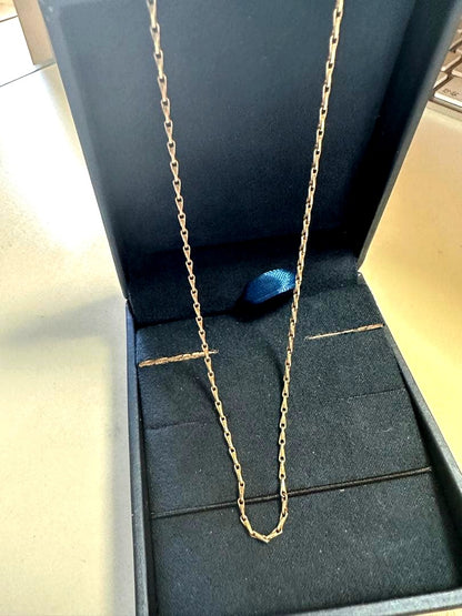 Silver chain necklace with a 40 cm length featuring a polished agate pendant