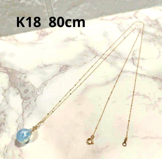 18-karat gold necklace 80cm long with a stylish top pendant on a white background